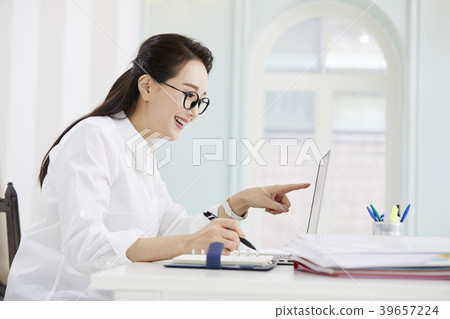 Home, business woman, telecommuting, woman, korean Home, business woman, telecommuting, woman, korean 39657224