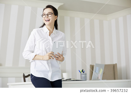 Home, business woman, telecommuting, woman, korean Home, business woman, telecommuting, woman, korean 39657232
