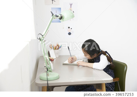 孩子們學習,母親和女兒 孩子們學習,母親和女兒 39657253