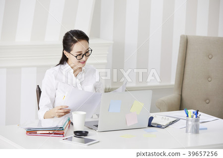 Home, business woman, telecommuting, woman, korean Home, business woman, telecommuting, woman, korean 39657256