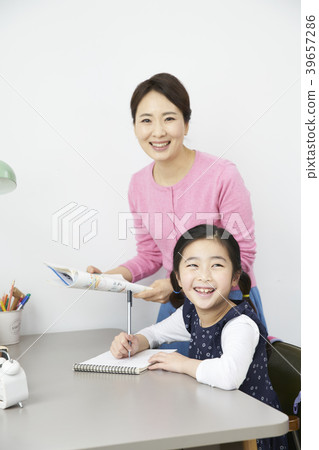 孩子們學習,母親和女兒 孩子們學習,母親和女兒 39657286