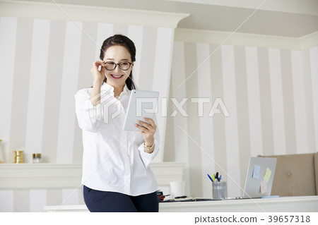 Home, business woman, telecommuting, woman, korean Home, business woman, telecommuting, woman, korean 39657318