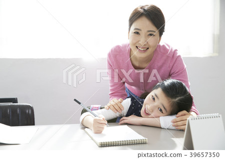 Children studying, mother and daughter Children studying, mother and daughter 39657350