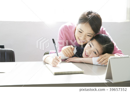 Children studying, mother and daughter Children studying, mother and daughter 39657352