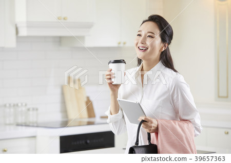 Home, business woman, telecommuting, woman, korean Home, business woman, telecommuting, woman, korean 39657363