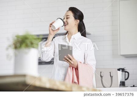 Home, business woman, telecommuting, woman, korean Home, business woman, telecommuting, woman, korean 39657376