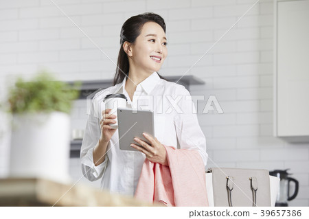 Home, business woman, telecommuting, woman, korean Home, business woman, telecommuting, woman, korean 39657386