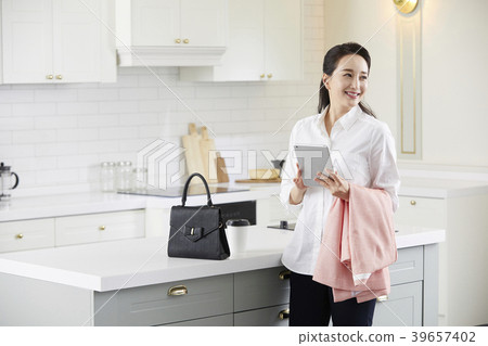 Home, business woman, telecommuting, woman, korean Home, business woman, telecommuting, woman, korean 39657402