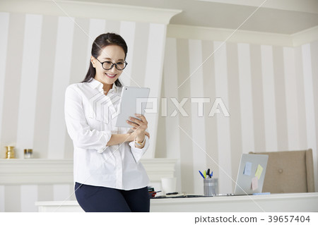 Home, business woman, telecommuting, woman, korean Home, business woman, telecommuting, woman, korean 39657404