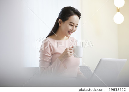 Home, business woman, telecommuting, woman, korean Home, business woman, telecommuting, woman, korean 39658232