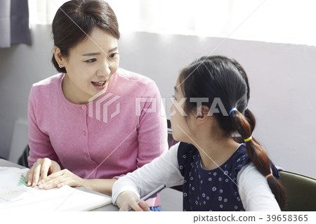 孩子們學習，母親和女兒 39658365