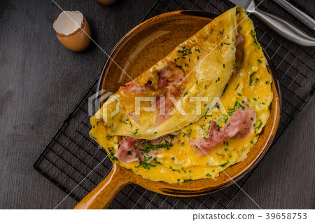 Ham and egg omelette 39658753