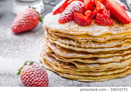 American pancakes with strawberries American pancakes with strawberries 39658755