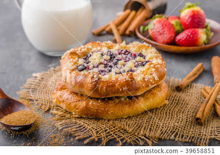Crubmle mini pie with berries Crubmle mini pie with berries 39658851