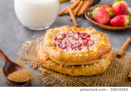 Crubmle mini pie with berries 39658869