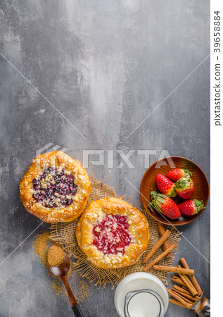 Crubmle mini pie with berries Crubmle mini pie with berries 39658884