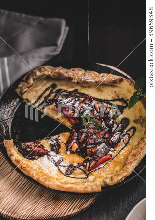 Pancake in oven, dutch baby pancake with strawberries 39659348