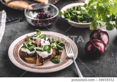 Heatly food toast with onion and mozzarella 39659352