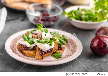 Heatly food toast with onion and mozzarella 39659377