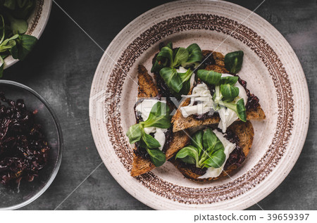 Heatly food toast with onion and mozzarella 39659397