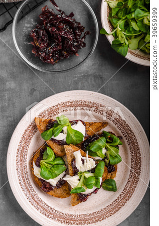 Heatly food toast with onion and mozzarella 39659399