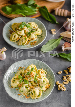 Stuffed Tortellini garlic and spinach 39659406