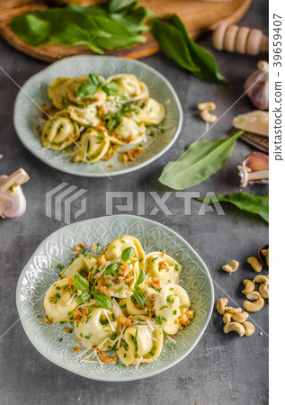 Stuffed Tortellini garlic and spinach 39659407