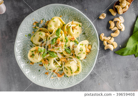 Stuffed Tortellini garlic and spinach 39659408
