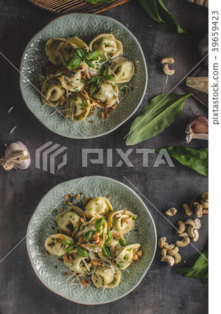 Stuffed Tortellini garlic and spinach 39659423