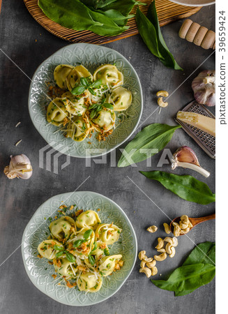 Stuffed Tortellini garlic and spinach 39659424
