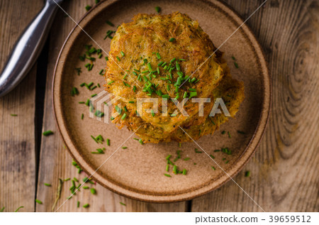 Potato pancakes with sour cream Potato pancakes with sour cream 39659512