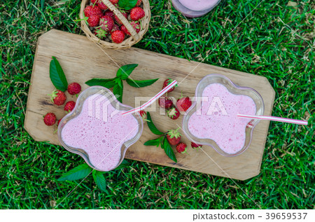 Strawberrie smoothie outside summer Strawberrie smoothie outside summer 39659537