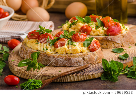 Bread scrambledd eggs Bread scrambledd eggs 39659538