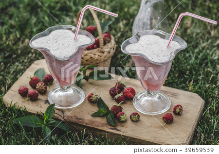 Strawberrie smoothie outside summer Strawberrie smoothie outside summer 39659539