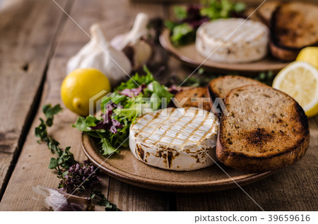 Grilled camembert cheese 39659616