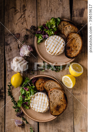 Grilled camembert cheese 39659617