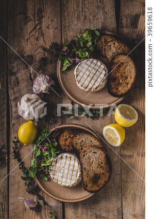 Grilled camembert cheese Grilled camembert cheese 39659618