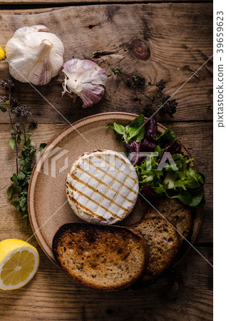 Grilled camembert cheese Grilled camembert cheese 39659623