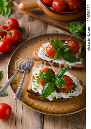 Bread cheese spread baked tomato 39659683