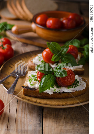 Bread cheese spread baked tomato 39659705