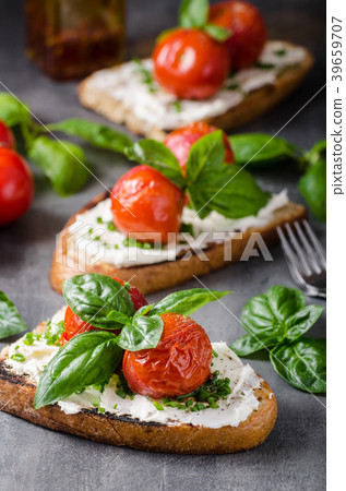 Bread cheese spread baked tomato 39659707