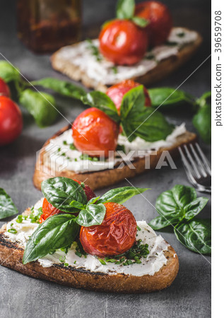 Bread cheese spread baked tomato 39659708