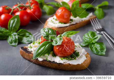 Bread cheese spread baked tomato 39659710