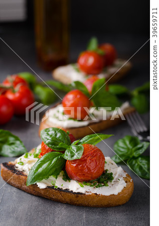 Bread cheese spread baked tomato 39659711