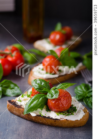 Bread cheese spread baked tomato 39659713