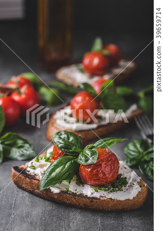 Bread cheese spread baked tomato 39659714