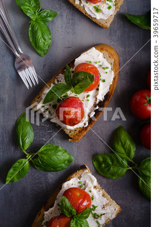 Bread cheese spread baked tomato 39659717