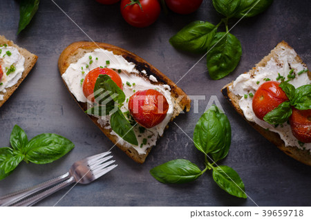 Bread cheese spread baked tomato 39659718