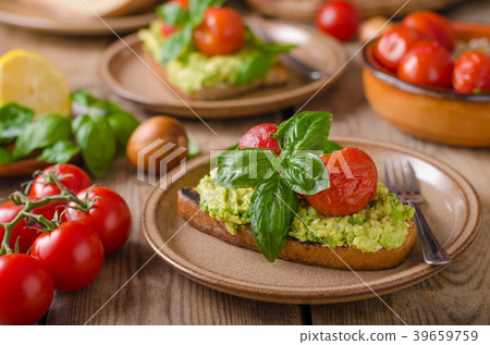Avocado spread bread with baked tomato 39659759