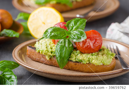 Avocado spread bread with baked tomato 39659762
